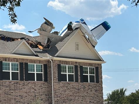 3 injured after plane crashes through roof of Georgetown house