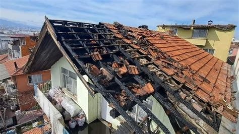 3 katlı binanın çatı katında çıkan yangın paniğe neden oldus