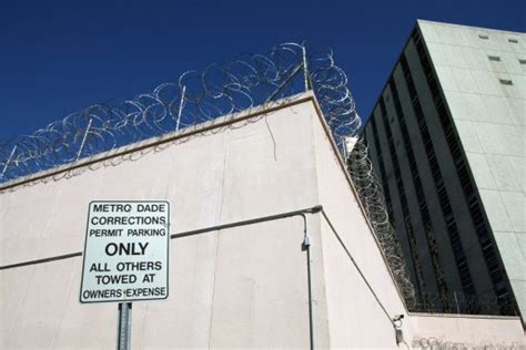 3 officers, 2 inmates die of COVID-19 in Miami jails