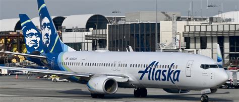 3 passengers sue Alaska Airlines after off-duty Bay Area pilot accused of trying to cut engines mid-flight