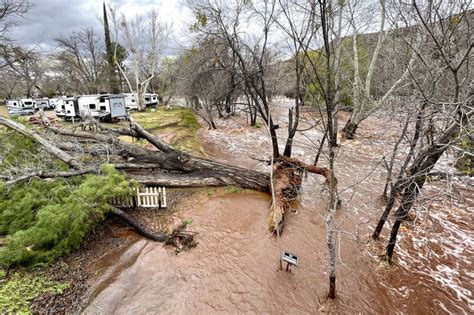 3 people die in Arizona after being caught in floodwaters