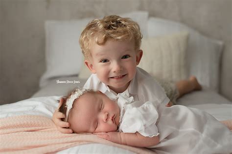 30+ Photoshoot pegs ideas baby photos, newborn sibling, sibling ...