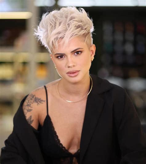 30 Trendy Pictures of Pixie Style Haircuts for Women 2024