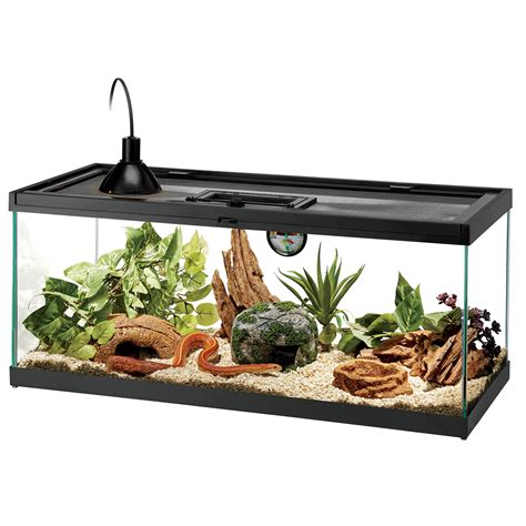 30 gallon snake tank. A suitable tank is very important in order to create a good snake tank. The general rule for most snake tanks is that their size should be at least 2 /3 the size of the body of your snake. And the tank must be screened with a lid for ventilation. 3. Proper Lighting and Tank Light Bulbs. 