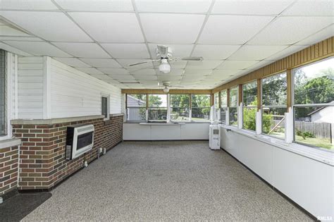 Zestimate® Home Value: $127,400. 305 W Washington St, Mentone, IN is a single family home that contains 1,290 sq ft and was built in 1945. It contains 3 bedrooms and 1 bathroom. The Zestimate for this house is $127,400, which has decreased by $1,239 in the last 30 days. The Rent Zestimate for this home is $1,090/mo, which has increased by $1,090/mo in the last 30 days.. 