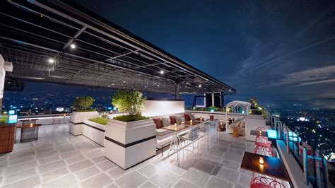 360 rooftop. From 360 views to fabulous cocktails and restaurants, these are our local expert's picks of Barcelona's best rooftop bars. ... Its rooftop Verbana is an intimate and green space with a pool, sofas ... 