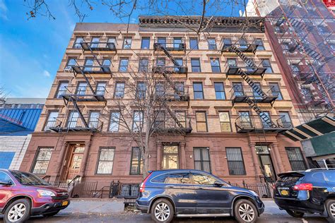 32 West 119th Street is a House located in the South Harlem neighborhood in Manhattan, NY. 32 West 119th Street was built in 1899 and has 3 stories and 1 unit. Amenities Building Facts. 