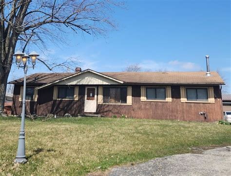 What's the housing market like in Crown Point? 3 beds, 1.5 baths, 1738 sq. ft. house located at 1842 W 99th Ave, Crown Point, IN 46307 sold for $158,800 on May 8, 2017. MLS# 411801. 3 bedroom move-in ready Bi-level in Willow Tree Farms.. 