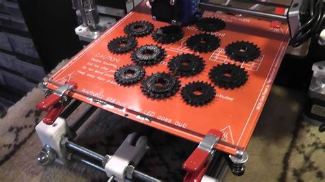 3D Printing Multiple Parts Simultaneously - YouTube