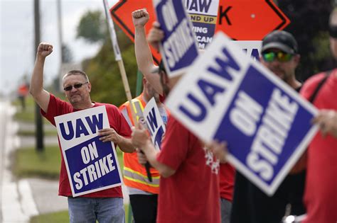 4,000 more UAW workers on strike after rejecting deal with Mack Trucks