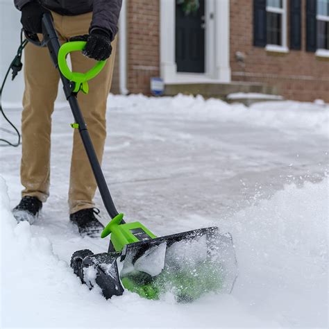 4 Best Snow Shovels for Driveways & Paths (2024 Review UK)