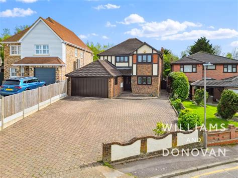 4 bedroom detached house for sale in Crescent Road, South