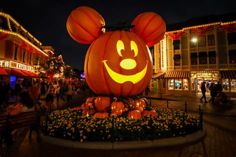40 Halloween Amusement Parks And Activities That Will Spooky Theme Park Attractions - Spooky Theme Park Attractions