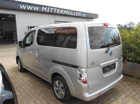 42 Nissan NV200 mit Benzin-Antrieb: Kleinbus -