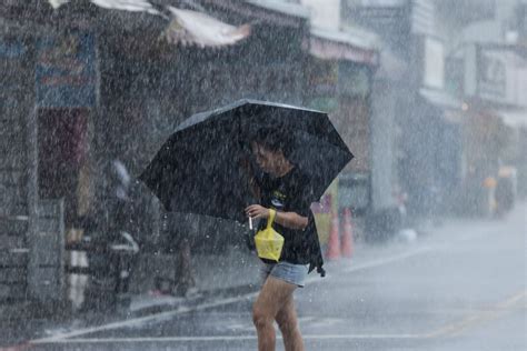 44 injured, thousands left without power as Typhoon Haikui hits Taiwan