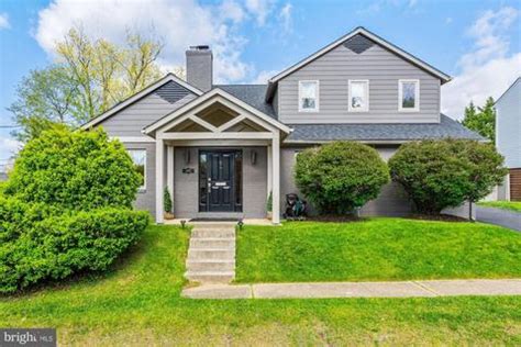Off-market: Single Family home, $1,090,000, 4 Bd, 2 Ba, 2,974 Sqft, $367/Sqft, at 4787 Williamsburg Blvd, Arlington, VA 22207. 