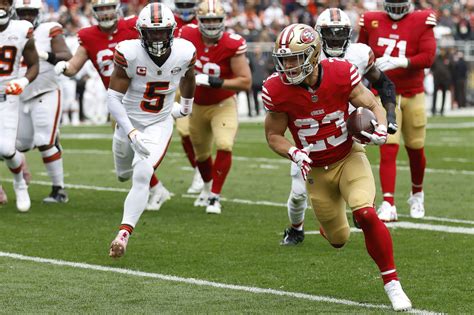 49ers RB McCaffrey scores touchdown in NFL record-tying 17th straight game