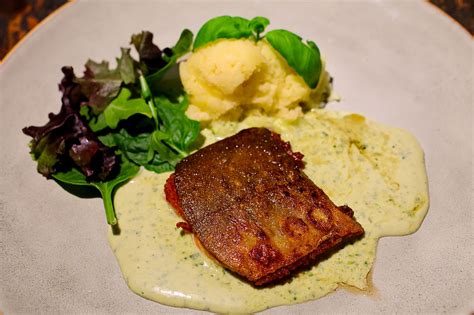 4Servera  tillsammans pressad  rotfrukt  samt sallad.