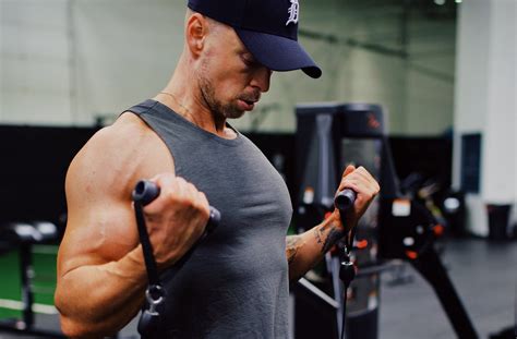 5 Best Arm Exercises for Men to Build a Buff Arm