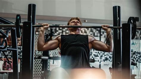 5 Best Barbell Exercises for Men to Build Bigger Traps