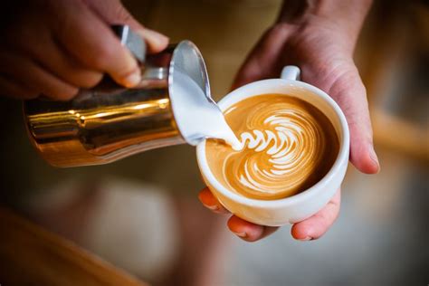 5 Cara Belajar Latte Art untuk Pemula, Tips dari Barista - MSN