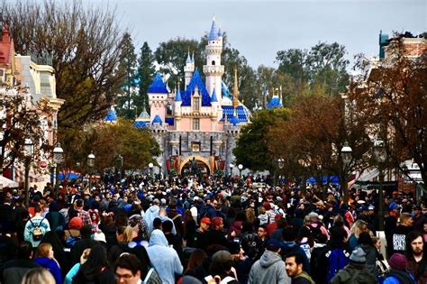 5 tips for tackling Disneyland during the busiest week of the year