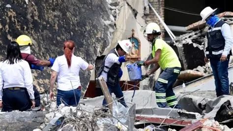 5 workers killed, 3 injured in central Mexico after 50-foot tall scaffolding tower collapse