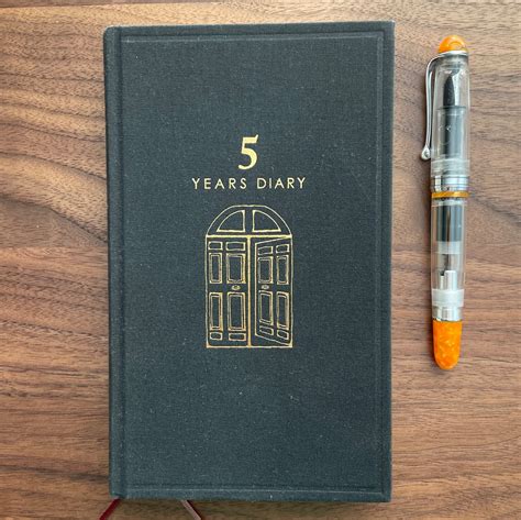 5 Year Journal: ( Black) Large 6 X 9 Memory Book