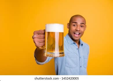 50,222 Man holding beer Images, Stock Photos & Vectors