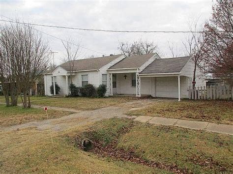 504 S Preston St, Wolfe City, TX 75496 Zillow