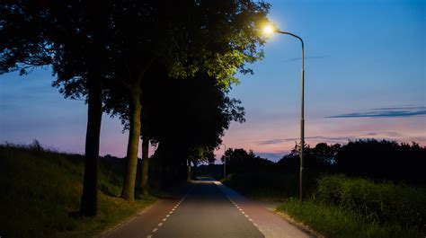 529 straatverlichting. straatverlichting in een bosachtig gebied kunnen toepassen: groene straatverlichting is niet alleen energiezuinig, maar wordt ook veilig en acceptabel gevonden. Vervolgonderzoek moet uitwijzen of groene straatverlichting ook veiliger en acceptabeler wordt gevonden in niet-bosachtige gebieden, zoals woonwijken of industriegebieden. 