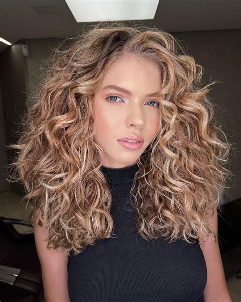 56 Trendy Blonde Curly Hair Looks For 2024 - HqAdviser