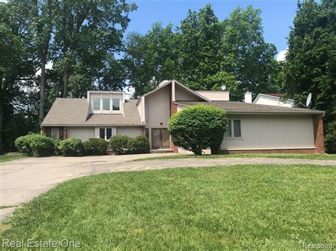 5913 Naneva Ct, West Bloomfield, MI 48322 - Movoto.com