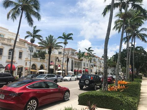 5th avenue beach naples. Toronto-based Hudson’s Bay Co, which also owns Lord & Taylor, announced its acquisition of Saks Fifth Avenue, bringing three retail brands under one roof. To finance the the $2.9 b... 