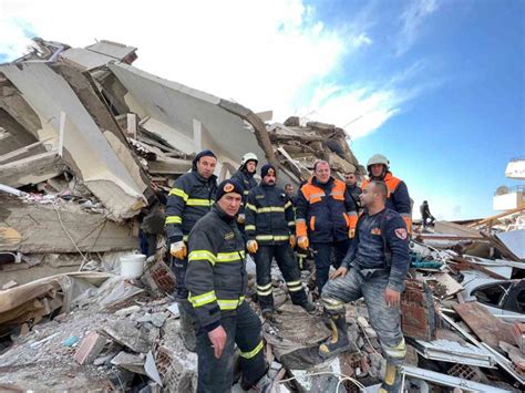 6 Şubat depreminde birçok insana umut olan Burdur İtfaiyesi deprem şehitlerini unutmadı