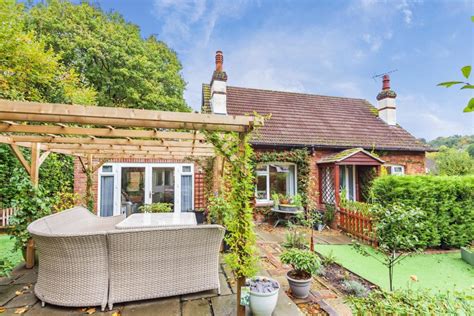 6 CRITCHMERE VALE, HASLEMERE, SURREY, GU27 1PS