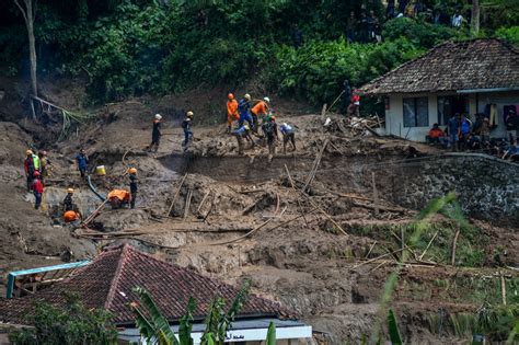 6 dead, a total of seventeen others missing after landslide on Indonesia's Java island