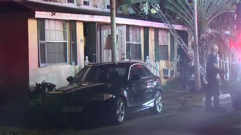6 displaced after overnight fire ignites at Fort Lauderdale duplex