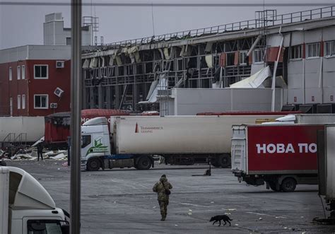 6 killed in Russian rocket strike on mail depot as Ukraine reports record bomb attack numbers