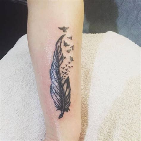 60+ Beautiful Female Feather Tattoo Design Ideas (2024 …