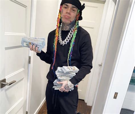 When threatened by Chicago rappers Chief Keef and Lil Reese, Tekashi flew to Chicago and walked across the South Side while live-streaming on Instagram, daring anybody in the city to take a shot .... 