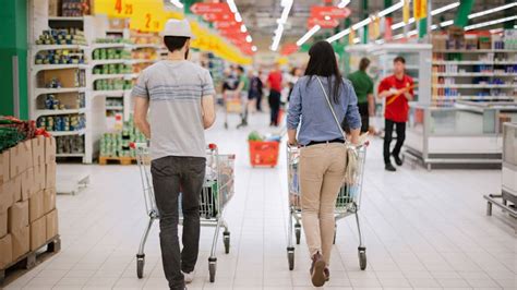 7 Funny Pickup Lines To Try At The Grocery Store That Aren