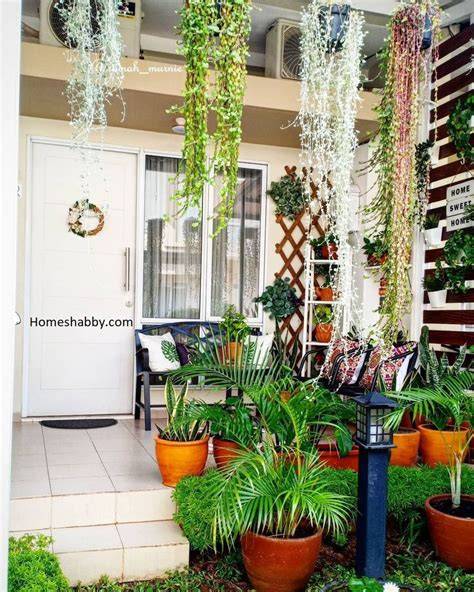 7 Inspirasi Menata Tanaman Pot Gantung Di Teras Depan Rumah Yang Rapi ... - raincitystudios.com