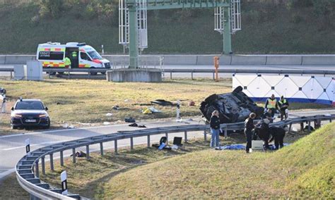 7 killed and 16 injured as a van overloaded with migrants crashes in southern Germany