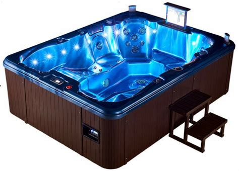 7 person hot tub. In general, empty hot tubs can weigh anywhere from 400 to 700 pounds. A 700-pound hot tub is usually designed to hold about 600 gallons. When full, a hot tub of this size weighs ab... 