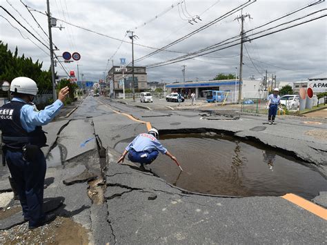 7.6 magnitude quake strikes off Japan, collapses buildings