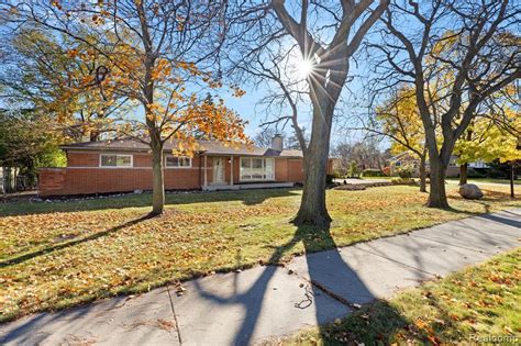 700 E Square Lake Rd, Bloomfield Twp, MI 48304 - Redfin