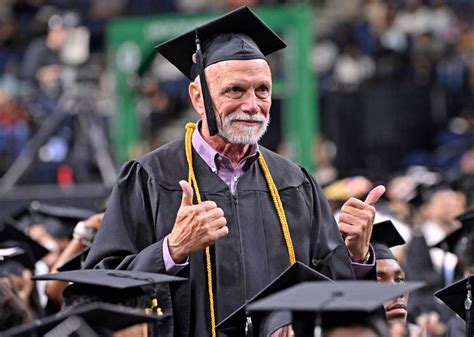 72-year-old man becomes first of his 7 siblings to graduate college, cheered on by his “proud” 99-year-old mom