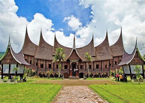 8 Keunikan Rumah Gadang Minangkabau, Tahan Gempa!