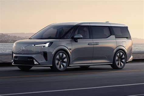 8 of the Most Luxurious Minivans | Autoweb - raincitystudios.com